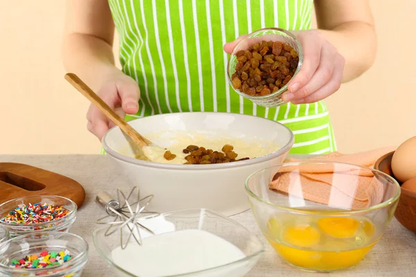 Frau bereitet in Küche Osterkuchen zu — Stockfoto