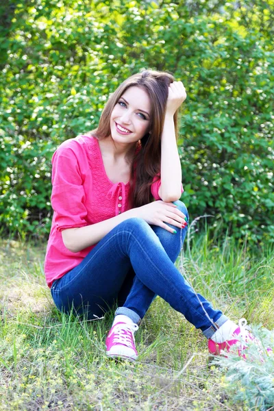 Beautiful young woman in park — Stock Photo, Image