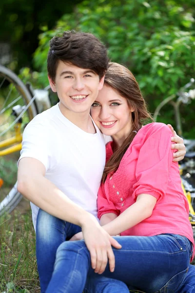 Young couple sitting in park — Stock Photo, Image