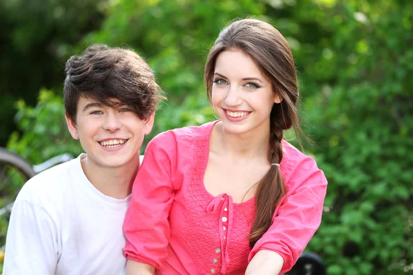 Young couple sitting in park — Stock Photo, Image