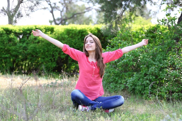 Bella giovane donna nel parco — Foto Stock