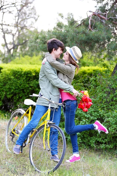 Молодая пара с велосипедом в парке — стоковое фото