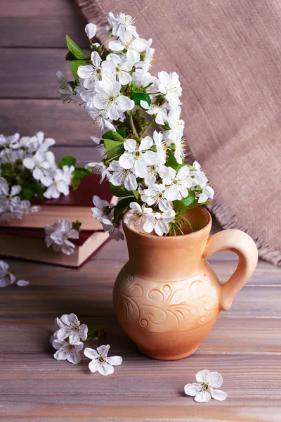 Owoc piękny kwiat w dzban na stole na szarym tle — Zdjęcie stockowe