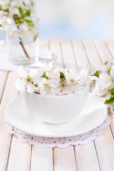 Mooie fruit blossom in glas op tafel op lichte achtergrond — Stockfoto