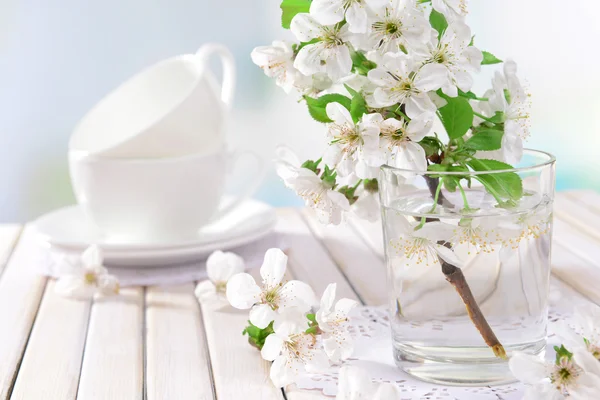 Üveg asztal-ra könnyű háttér gyönyörű gyümölcs blossom — Stock Fotó