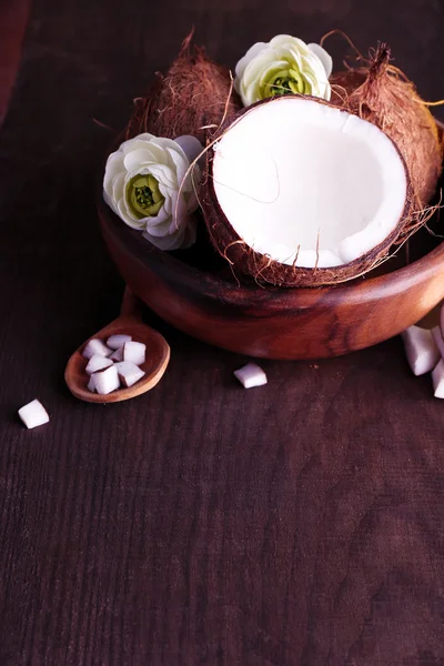 Kokosové ořechy na dřevěný stůl — Stockfoto
