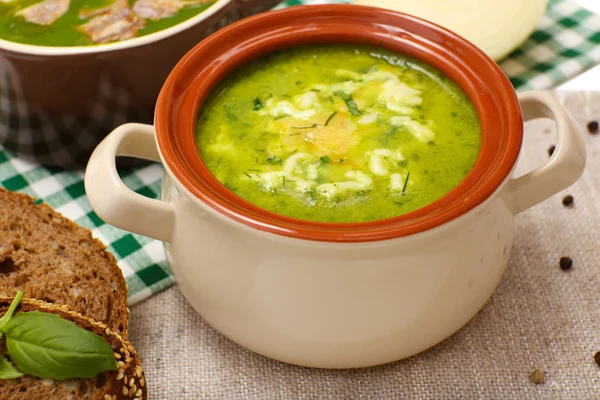 Leckere Suppe im Topf auf Tischdecke, Nahaufnahme — Stockfoto