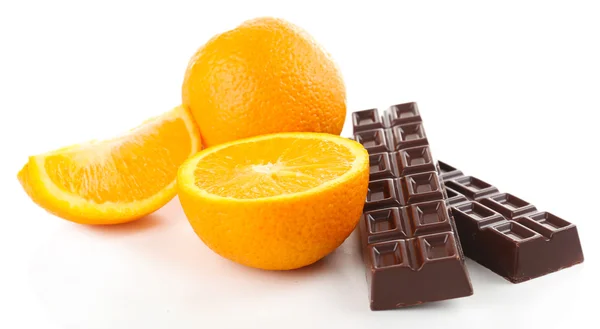 Czekolada i pomarańcza na białym tle — Zdjęcie stockowe