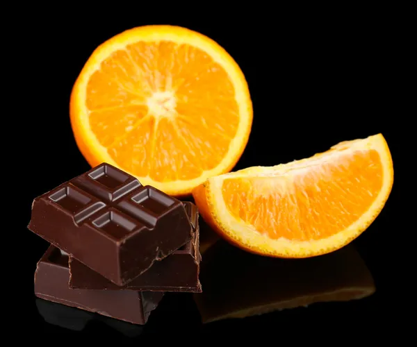 Čokoláda a pomeranč na černém pozadí — Stock fotografie
