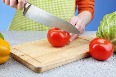 Erkek el ahşap masa, domatese kesme yakın çekim