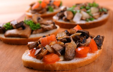 Tablo yakın çekim üzerinde kesme tahtası üzerinde mantar ile lezzetli bruschetta