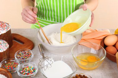 Paskalya mutfakta kek hazırlama kadın