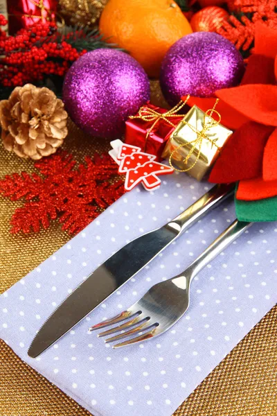 Cenário de mesa de Natal com decorações festivas close-up — Fotografia de Stock