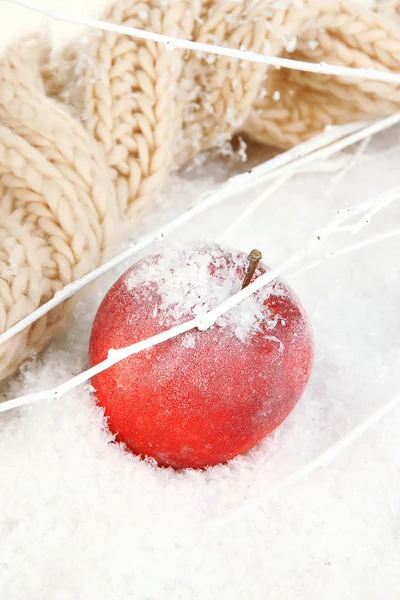 Czerwone jabłko w śniegu z bliska — Zdjęcie stockowe