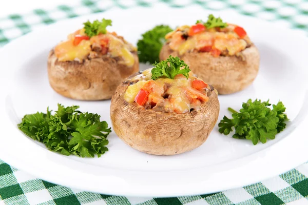 Las setas rellenas en el plato a la mesa el primer plano —  Fotos de Stock