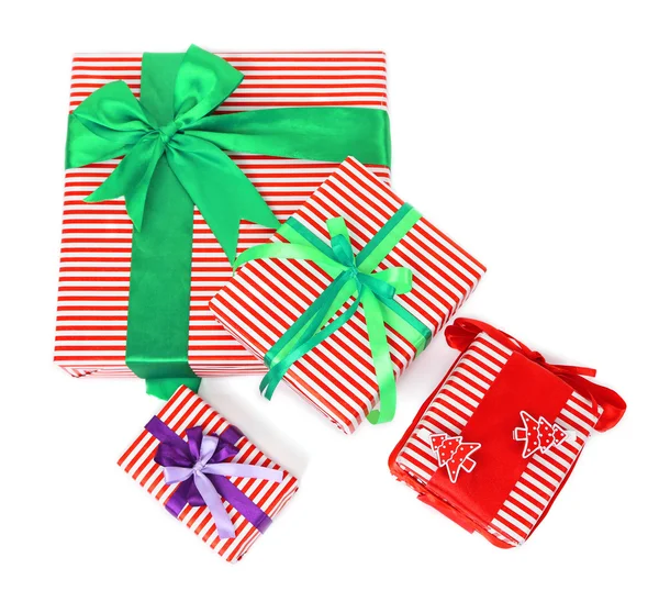Muchos regalos coloridos con cintas de lujo aisladas sobre fondo blanco — Foto de Stock