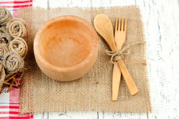 Mesa rústica con plato, tenedor y cuchara, sobre mesa de madera —  Fotos de Stock