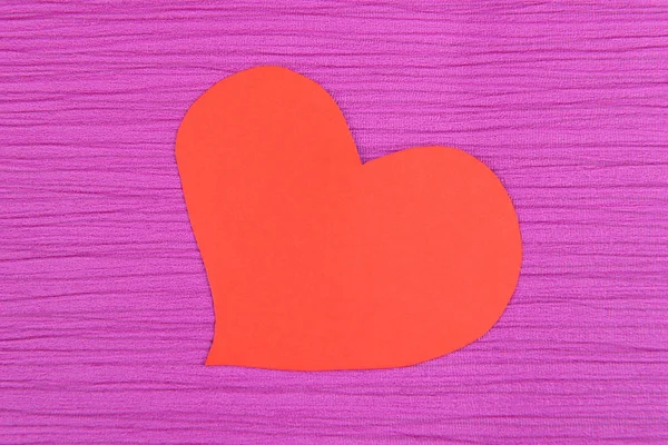Corazón de papel sobre fondo púrpura — Foto de Stock