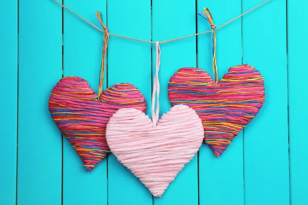 Corazón decorativo sobre fondo de madera —  Fotos de Stock