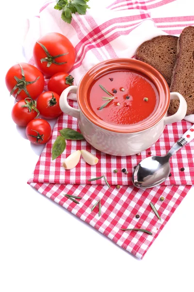 Sopa de tomate saborosa e legumes, isolados em branco — Fotografia de Stock