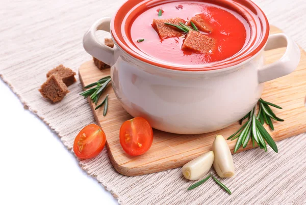 Smakelijke tomatensoep en groenten, geïsoleerd op wit — Stockfoto