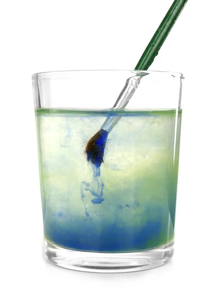 Cepillo con pintura de color en vaso de agua, aislado en blanco — Foto de Stock