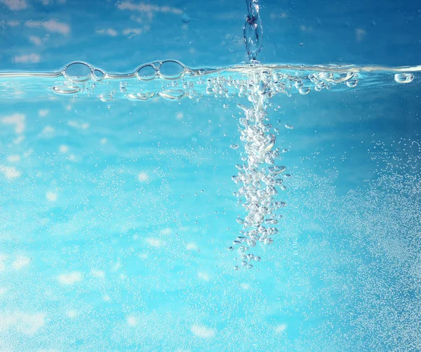 Bubbels in een blauwe water, close-up — Stockfoto