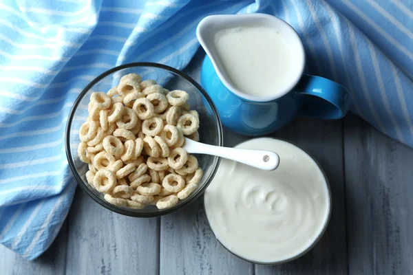 Hjemmelaget yoghurt og deilig korn i bolle på trebordsbakgrunn – stockfoto