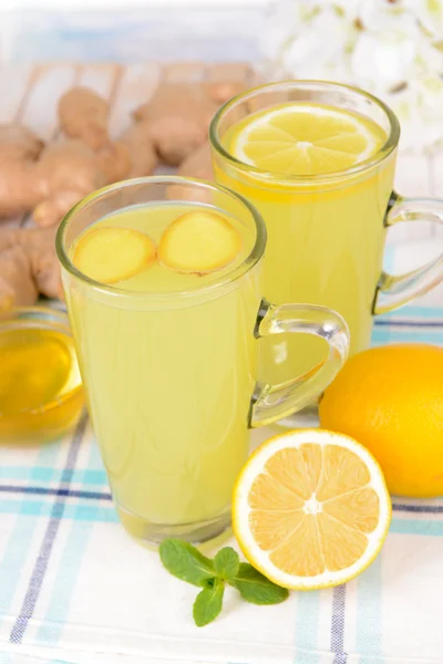 Tè allo zenzero sano con limone e miele in tavola primo piano — Foto Stock