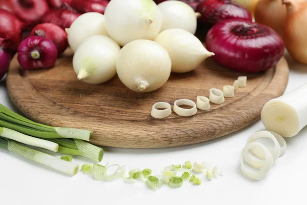 Beyaz izole farklı çiğ soğan — Stok fotoğraf