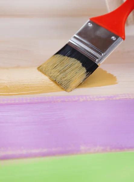 Pincel pintura de móveis de madeira, close-up — Fotografia de Stock