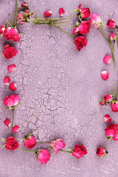 Eski ahşap zemin üzerinde güzel pembe kurutulmuş güller — Stok fotoğraf
