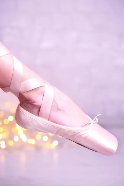 Ballerina in pointe schoenen in dance hall — Stockfoto