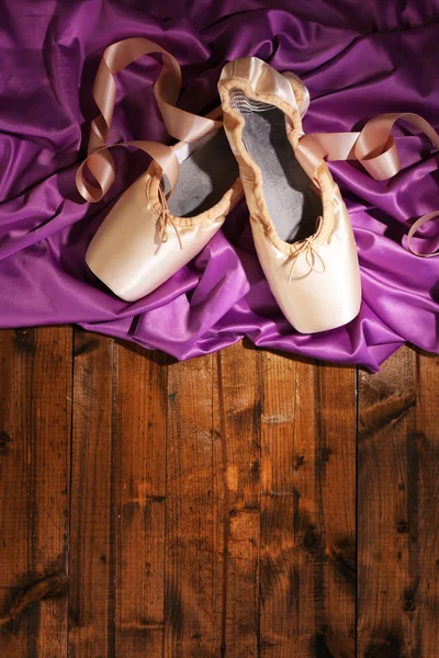 Balet pointe boty na dřevěné pozadí — Stock fotografie