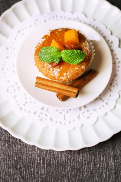 Muffins de abóbora saborosos em toalha de mesa cinza — Fotografia de Stock