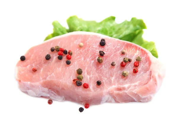 Rauw vlees biefstuk met blad sla en specerijen, geïsoleerd op wit — Stockfoto