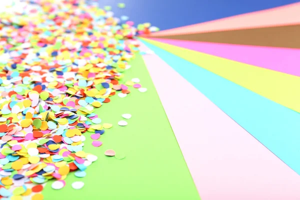 Confetti em fundo colorido — Fotografia de Stock