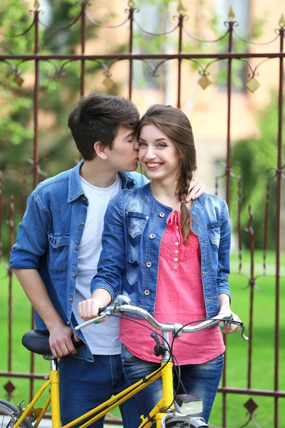 Jeune couple avec vélo à l'extérieur — Photo