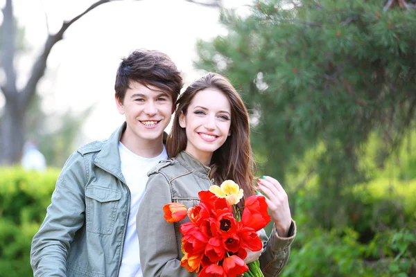 Beau jeune couple dans le parc — Photo