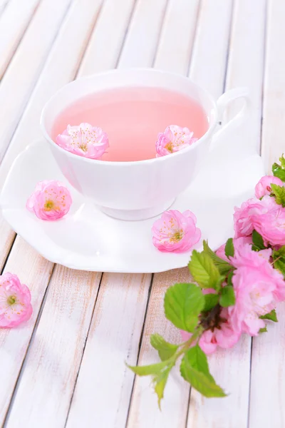 Belle fleur de fruit avec tasse de thé sur la table close-up — Photo