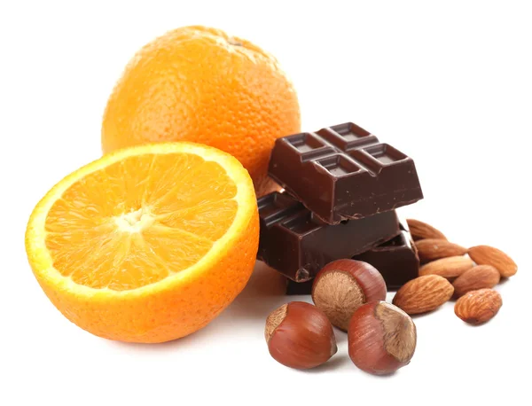 Czekolada, pomarańczowy i orzechy na białym tle — Zdjęcie stockowe
