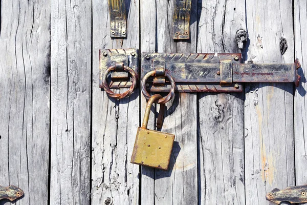 Wooden door with big lock — Stock Photo, Image