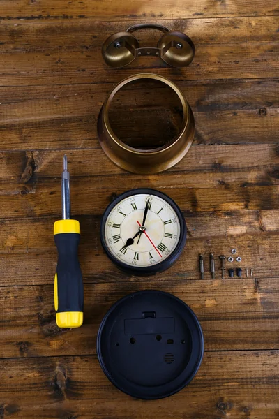 Relógio de reparação em fundo de madeira — Fotografia de Stock
