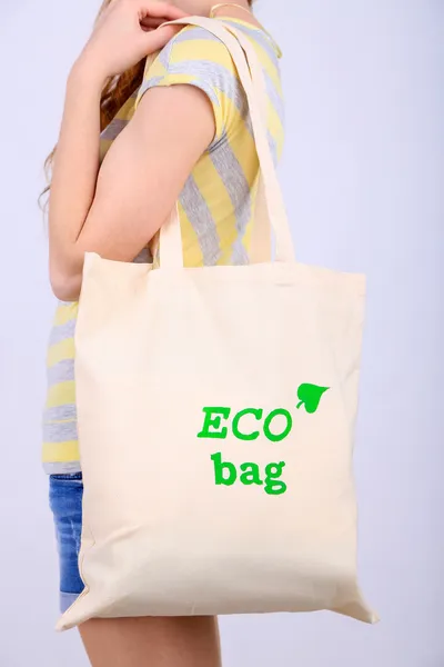 Kvinna med eco bag, isolerad på vit — Stockfoto