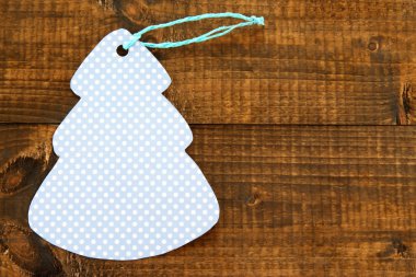 ahşap zemin üzerinde mavi etiket