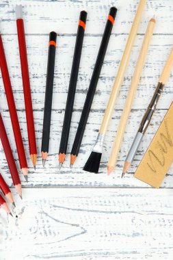 profesyonel sanat malzemeleri, ahşap masa