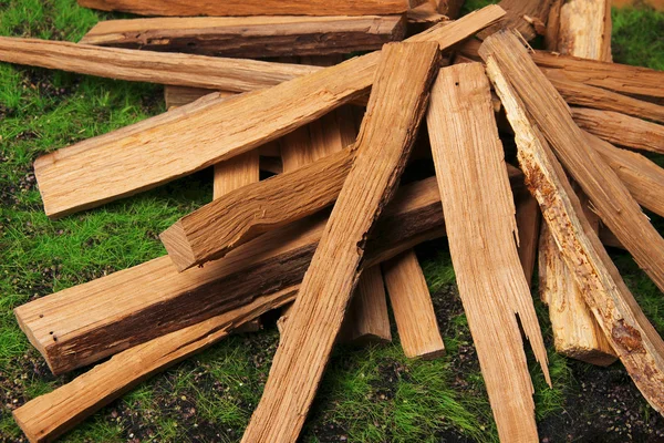 Stapel brandhout op gras close-up — Stockfoto