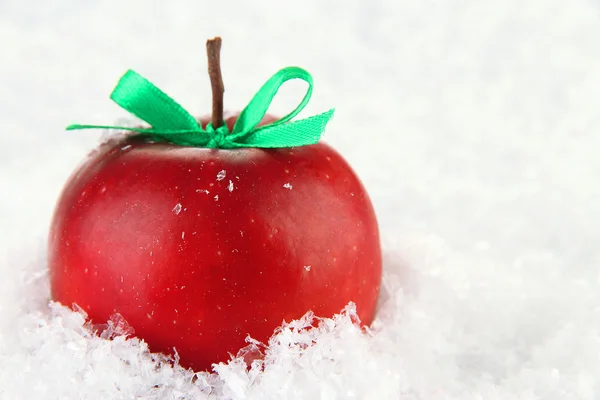 Red apple with bow in snow close up — Stock Photo, Image