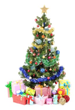 beyaz izole hediyeler ile dekore edilmiş Noel ağacı
