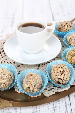 çikolata şekerleme, tepsi, renk ahşap zemin üzerinde bir dizi